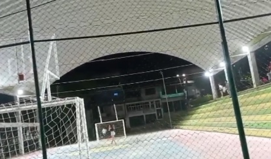 Jóvenes se enfrentaron con la Policía tras una requisa en un establecimiento nocturno.