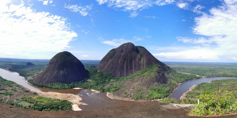Sobre el Escudo Guayanés, o Macizo Guayanés, en territorio del departamento de Guainía, se levantan solitarios los cerros.