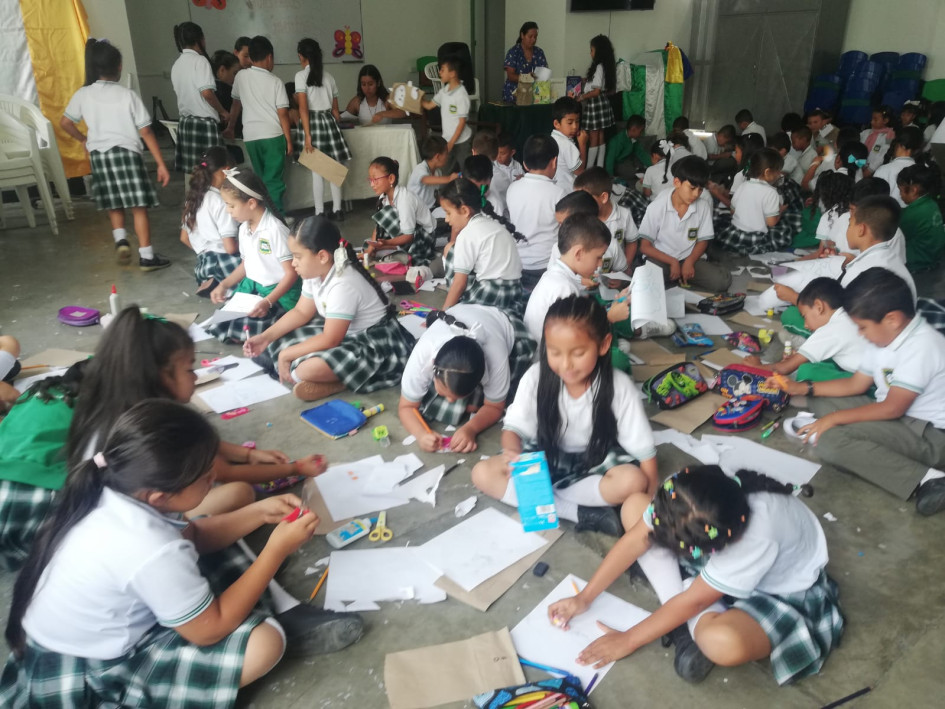 Total alegría vivieron los pequeños alumnos, fabricando su ardilla, como títere, para completar la jornada de lectura.