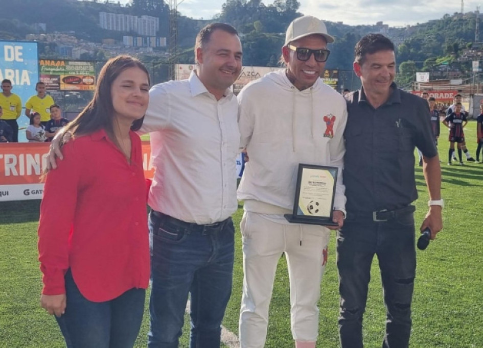 Dayro El alcalde Jonier Ramírez, al ver la acogida que tiene Dayro Moreno entre los asistentes al Polideportivo, le prometió un homenaje que pase de generación en generación.