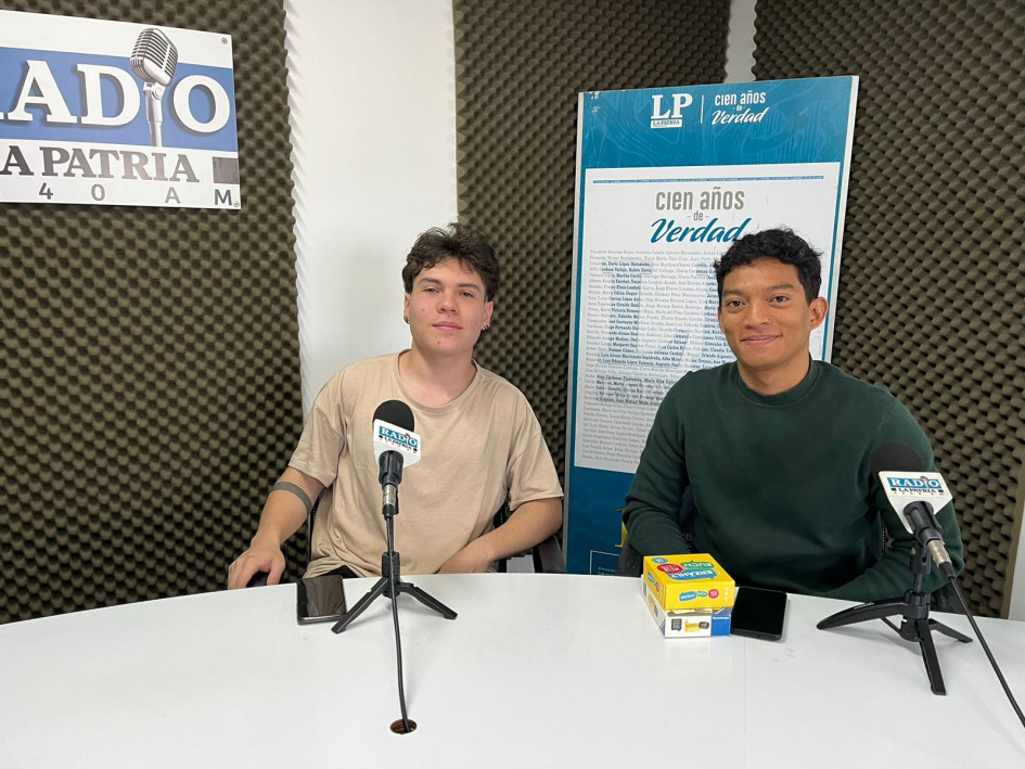 Antonio Lara Madera, docente de alemán del Departamento de Idiomas de la Universidad de Manizales, y Juan David Buitrago, estudiante de Ingeniería de Sistemas de la institución.