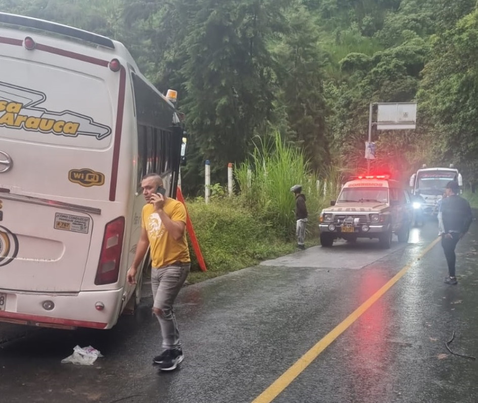 La buseta estuvo cerca de rodar por un abismo, pero un muro lo detuvo en la vía entre Aranzazu y Neira.