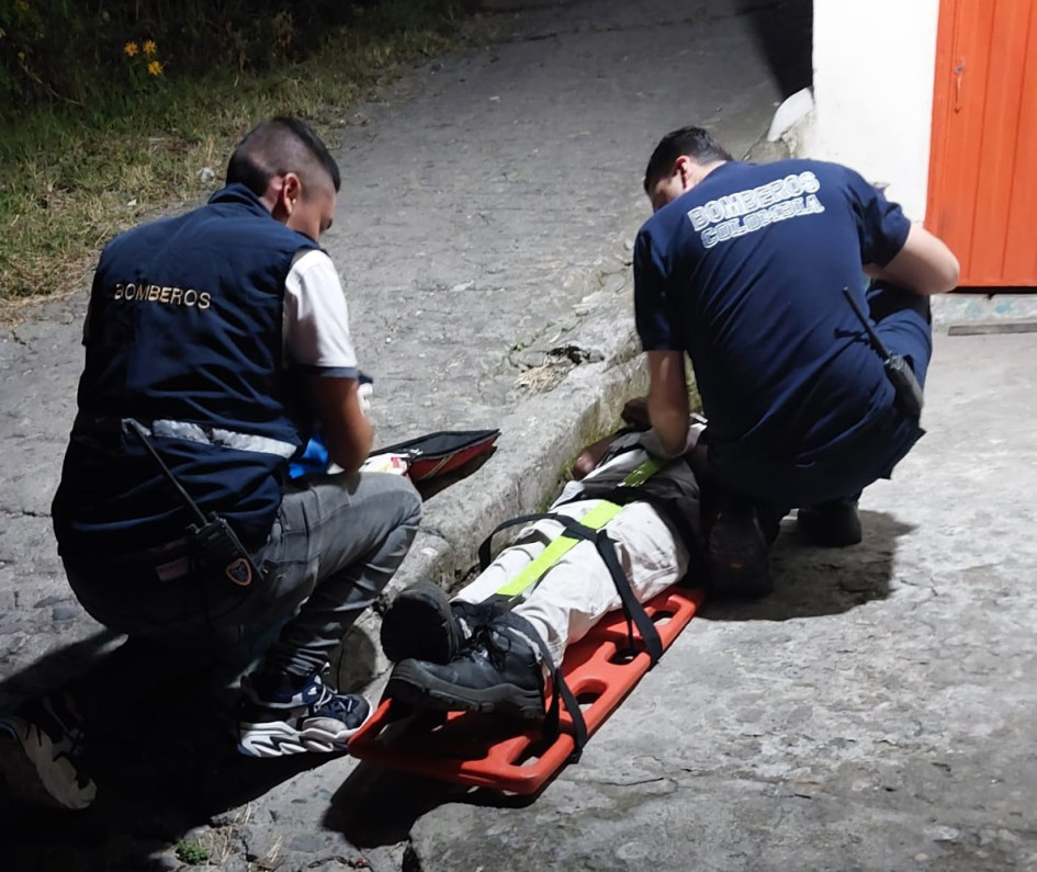 El peatón resultó lesionado tras golpear contra el pavimento. Lo llevaron al hospital.