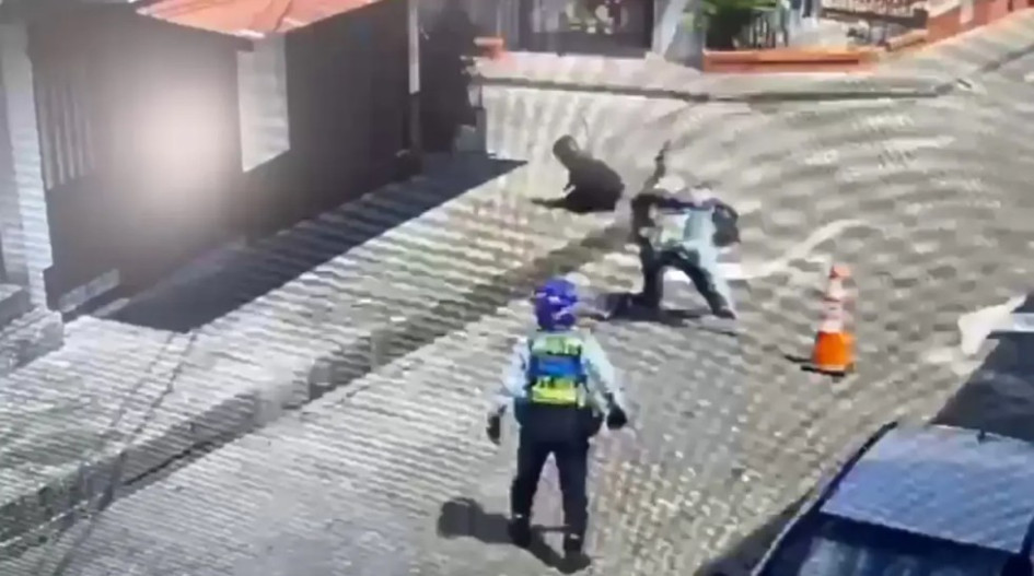 Agente de transito derribó motociclista 