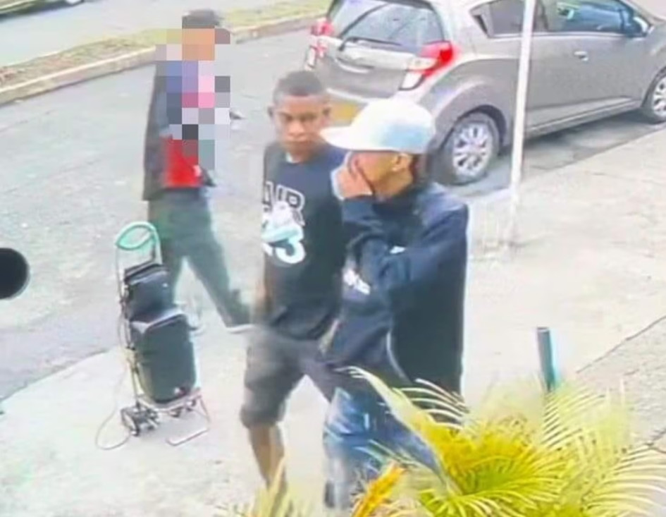 Las autoridades ofrecen 10 millones de recompensa para capturar a los sospechosos. 