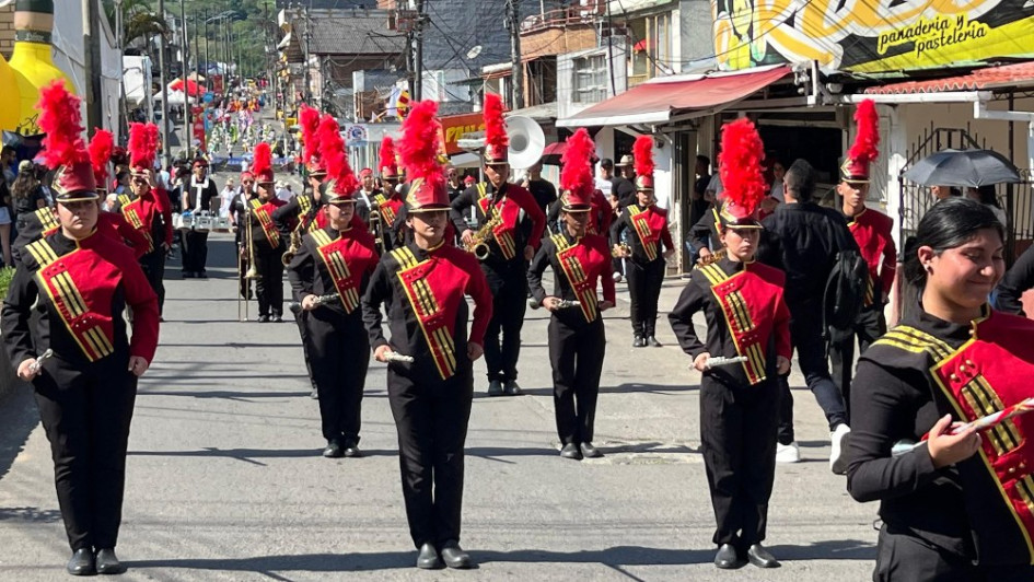 En el desfile participaron bandas de diferentes municipios. 