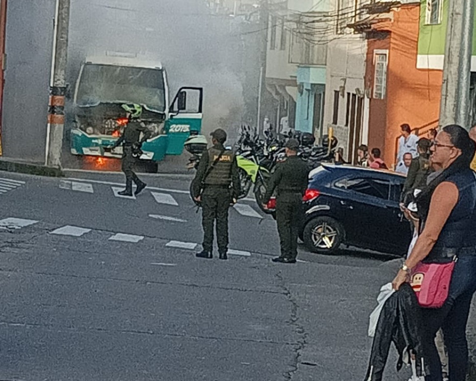 Seis menores de edad resultaron lesionados tras el incendio de un bus de servicio escolar en el barrio Linares de Manizales.