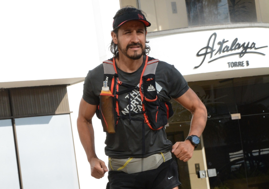 El atleta Carlos Granada está listo para cumplir el domingo con el Festival de la Montaña en el PNN Los Nevados. La camiseta y pantaloneta deben ser de sacado rápido. También se utilizan licras.