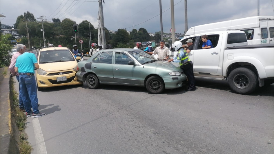 Este es el choque entre la camioneta, el carro particular y el taxi.
