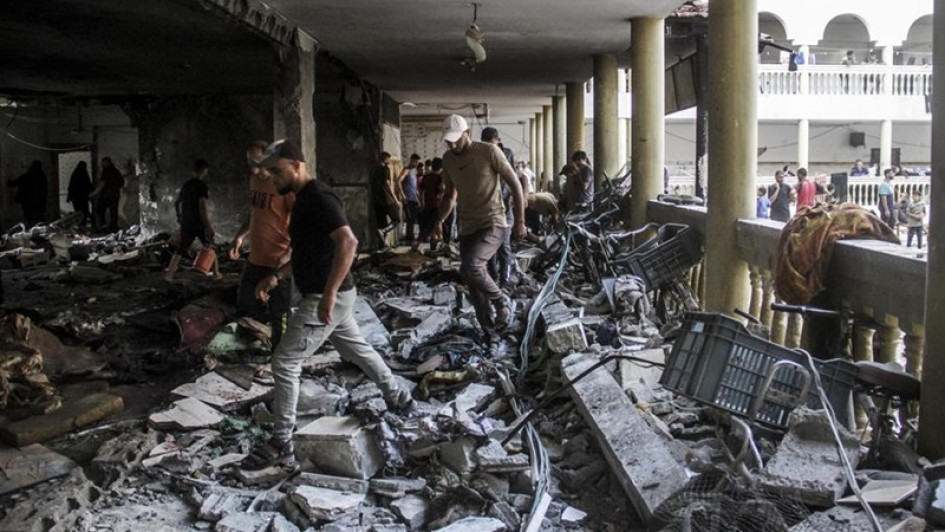 Palestinos inspeccionan los daños causados ​​por un ataque israelí contra la escuela Al-Taba'een en el barrio de Daraj Tuffah en Gaza. Foto EDH / EFE