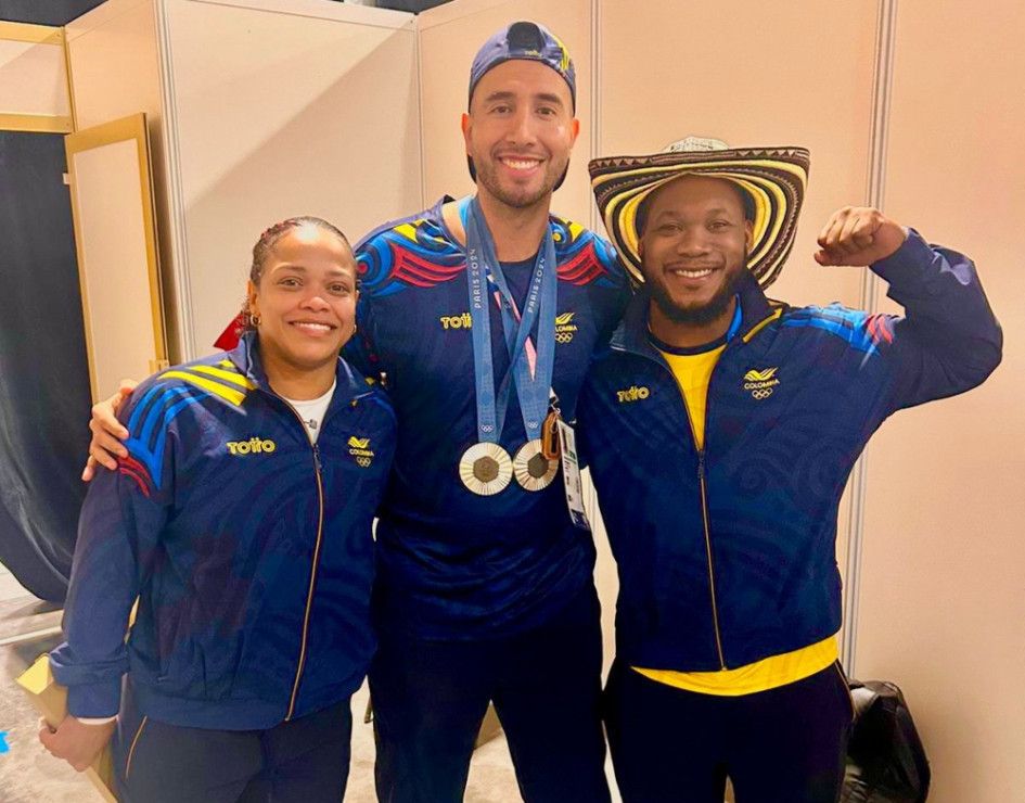El fisioterapeuta manizaleño Nicolás Acosta se colgó las dos medallas de plata que ganaron Mari Leivis Sánchez y Yeison López en el levantamiento de pesas de París 2024.