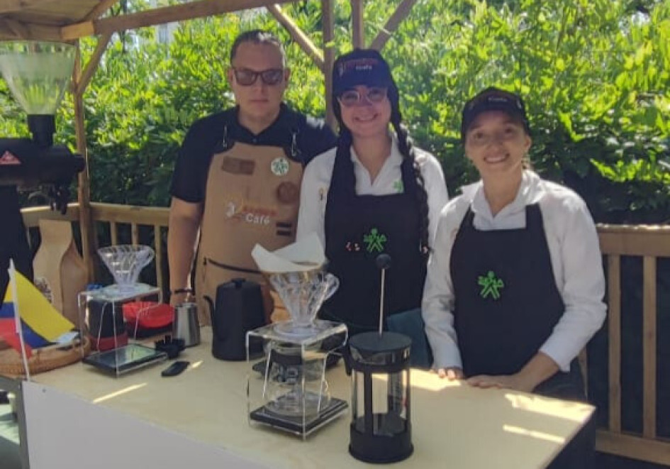 Las aprendices Anggie Ortiz y Sonia Mateus, junto con el instructor Álvaro Murcia, representan a Colombia con orgullo y talento en la 'Casa Colombia' de los Juegos Olímpicos de París 2024.