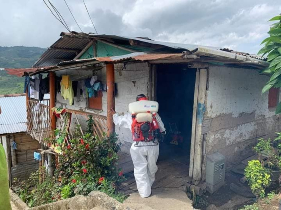 Fumigación contra el dengue en barrio San Isidro