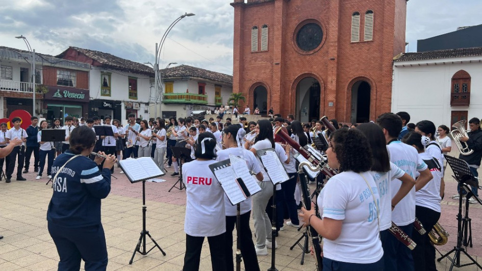 la banda sinfonica de Lima (Peru) ofreció unaretreta en la Plaza de Robledo. 