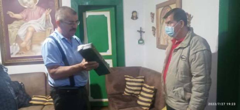 Foto Archivo I Jorge Iván Castaño / Q´HUBO  El colegio San Isidoro, de El Espinal (Tolima) rindió un homenaje póstumo a Héctor Idárraga Betancour (izquierda). En esta foto de archivo con el rector de esa Institución Educativa, Gilberto Carvajal.