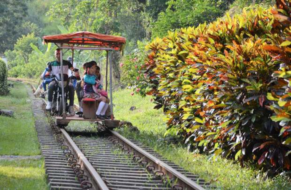 Los rieles de la carrillera en Arauca (Palestina), en el occidente de Caldas, son el medio de transporte para campesinos de la zona, incluidos los niños que van al colegio.