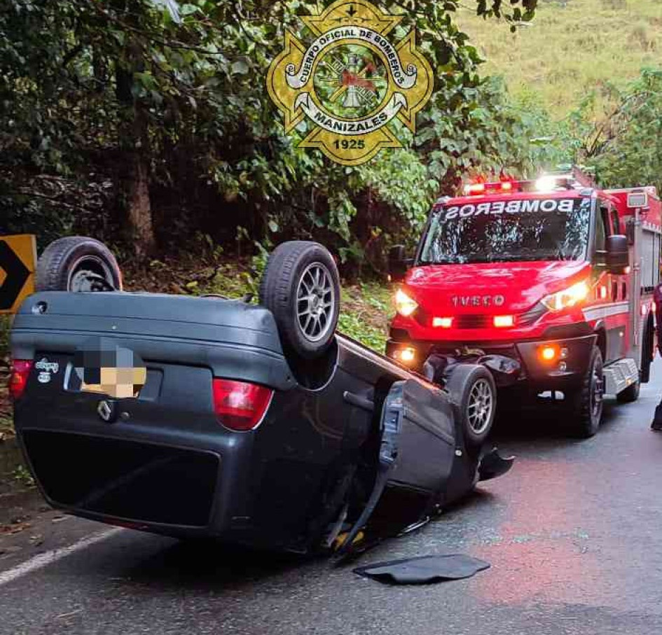 Ayer, un carro particular se volcó en la vía antigua entre Manizales y Chinchiná. El conductor resultó herido y lo trasladaron al hospital San Marcos.