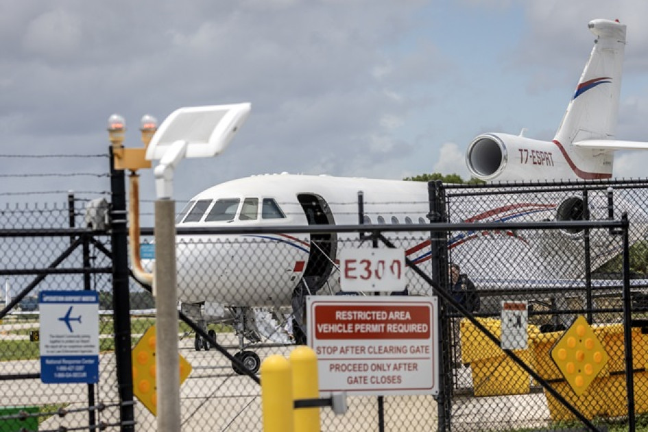 Agentes se encuentran frente a un avión que, según las autoridades, pertenece al presidente venezolano, Nicolás Maduro. Se trasladó al Aeropuerto Ejecutivo de Fort Lauderdale, en Fort Lauderdale, Florida, EE.UU.