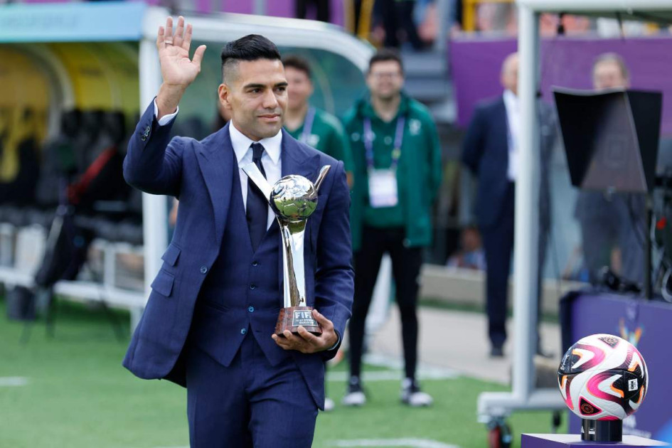 El futbolista colombiano Radamel Falcao García sostiene el trofeo de la Copa Mundial Femenina sub-20. 