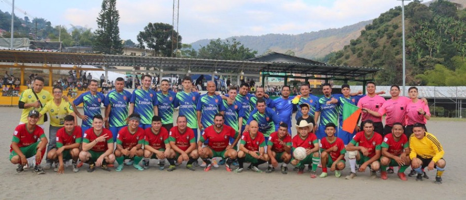 Artistas participantes en el Juego de las Estrellas en Manzanares (Caldas).