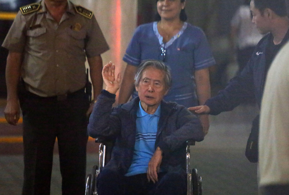 El expresidente peruano Alberto Fujimori, a su salida de la clínica Centenario de Lima, cuando tenía 80 años y aún se encontraba en prisión. Foto de enero del 2018.