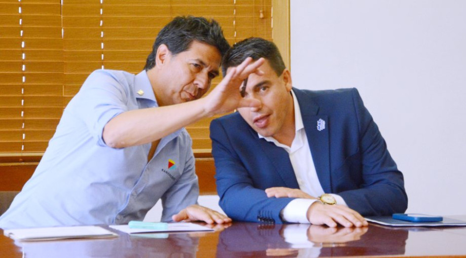La nueva línea de crédito estará enfocado a las micro y pequeñas empresas de la región. En la foto, el presidente de Bancóldex, Javier Díaz Fajardo (izquierda), y el alcalde de Manizales, Jorge Eduardo Rojas.