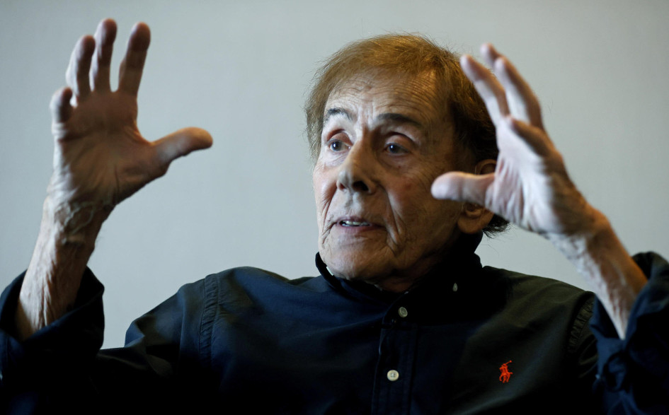 El pintor colombiano David Manzur habla durante una entrevista con EFE este martes en Bogotá (Colombia).