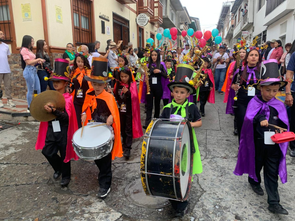 El desfile de las bandas le aportó el toque colorido a las calles de Neira.