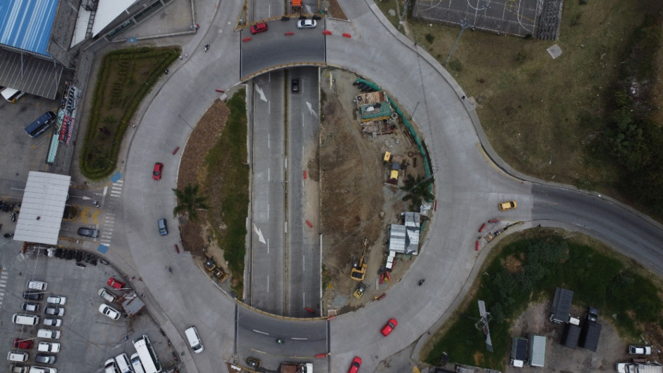 Las obras del intercambiador vial de Los Cámbulos han sobrevivido un año más de lo pronosticado por el Invías. La construcción se iba a entregar en septiembre del 2023. Un año después siguen los trabajos, con la promesa de que este mes se entregará lo que falta, luego de una serie de aplazamientos. Así se ven distintos tramos.