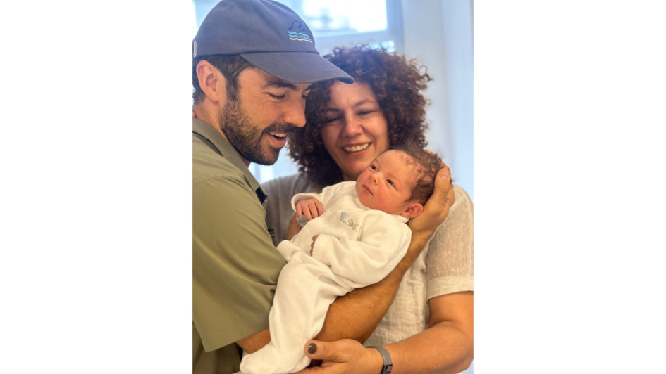 El ciclomontañista caldense Marcelo Gutiérrez Villegas, feliz con su recién nacido. En la foto lo acompaña su madre, Claudia Villegas, la abuela de Facundo.