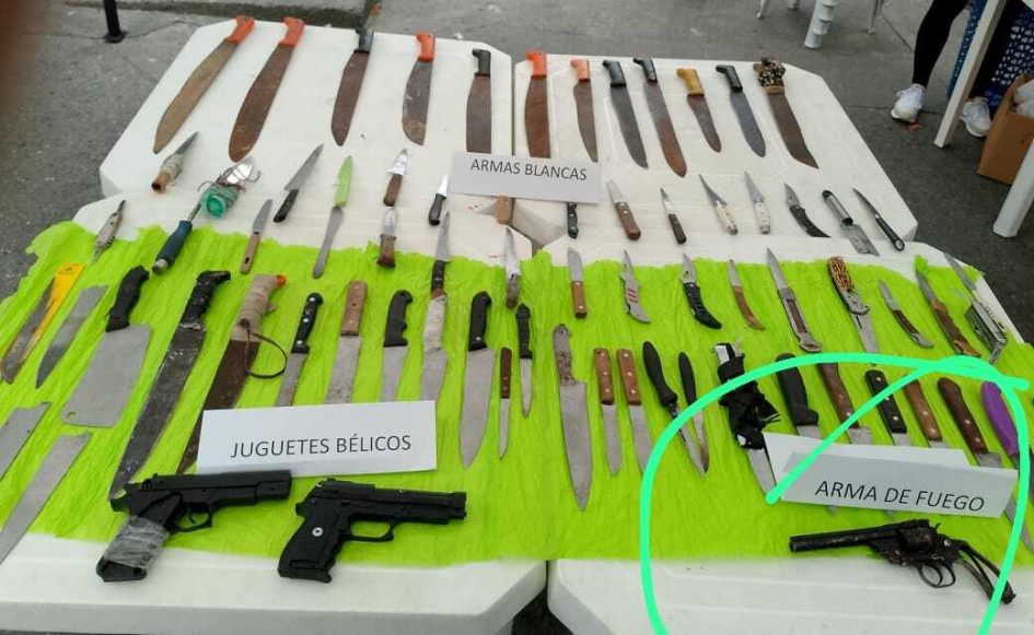 Lo entregado. 80 armas blancas.