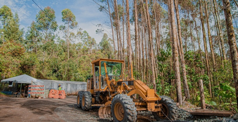 13 vías de Caldas están afectadas por obras o derrumbes este viernes (20 de septiembre). En tres conexiones con Antioquia hay pasos restringidos. Conozca el reporte completo antes de iniciar su viaje. En la foto, las obras de pavimentación de la vía Riosucio-Jardín.