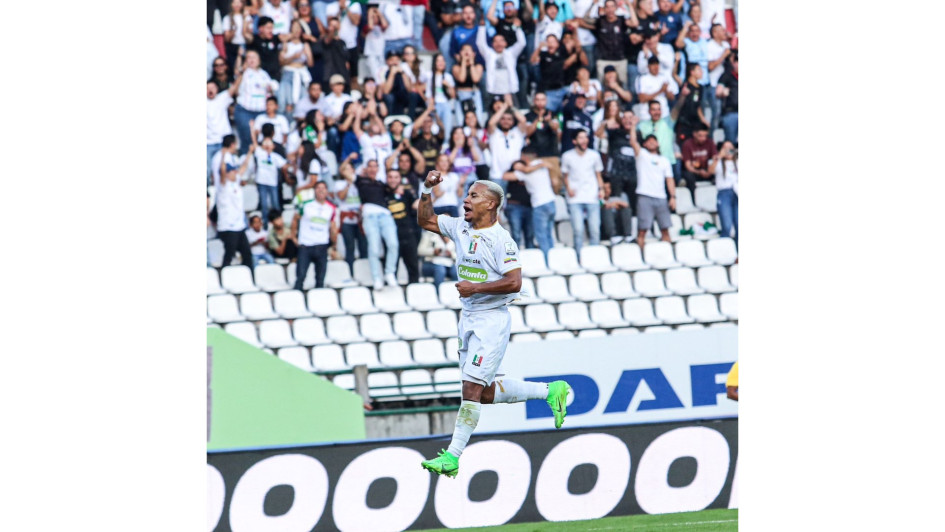 Michael Barrios celebró el cuarto gol del Once Caldas en la victoria contra el Deportivo Cali en Manizales. 