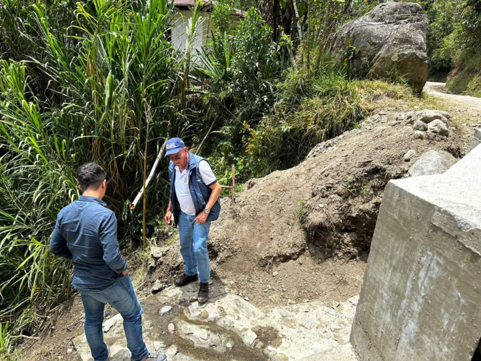 Es transversal con poceta de encole, un tubo de 36 pulgadas y descole en enrocado. 