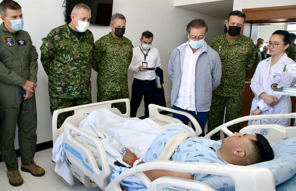 El presidente de la República, Gustavo Petro (3d), visitó el hospital donde se encuentra la mayoría de los 27 militares heridos en el ataque de la guerrilla del Ejército de Liberación Nacional (Eln) contra una base militar en Puerto Jordán, en el departamento de Arauca.
