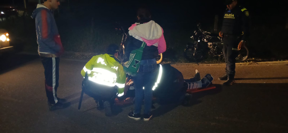 En ambos accidentes, dos motociclistas resultaron lesionados y los transportaron a hospitales.