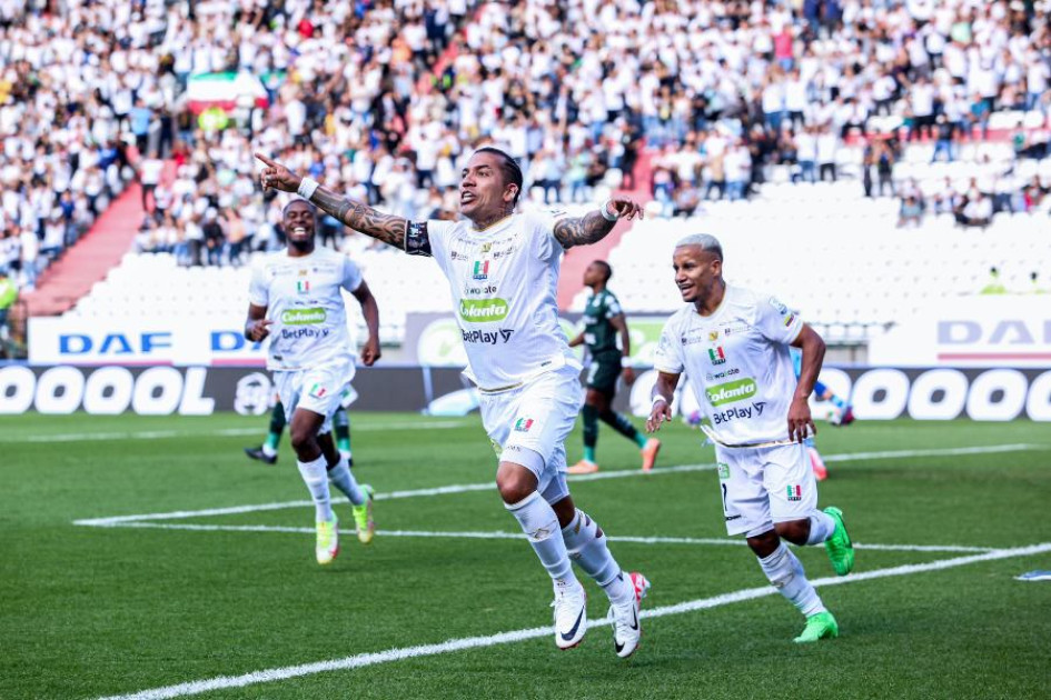 Dayro Moreno celebra uno de sus dos goles de este sábado en el triunfo del Once Caldas ante el Deportivo Cali 4-1 en el estadio Palogrande. 