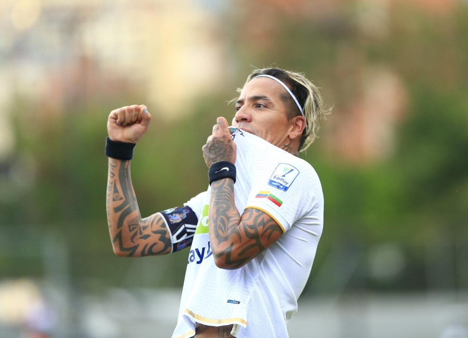 El goleador Dayro Moreno besa el escudo del Once Caldas después de marcar el gol de la victoria ante Envigado. El Blanco es líder del Campeonato con 26 puntos.