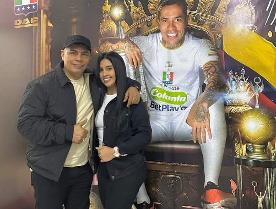 El Andariego junto a Angie, su esposa, en el estadio Palogrande.