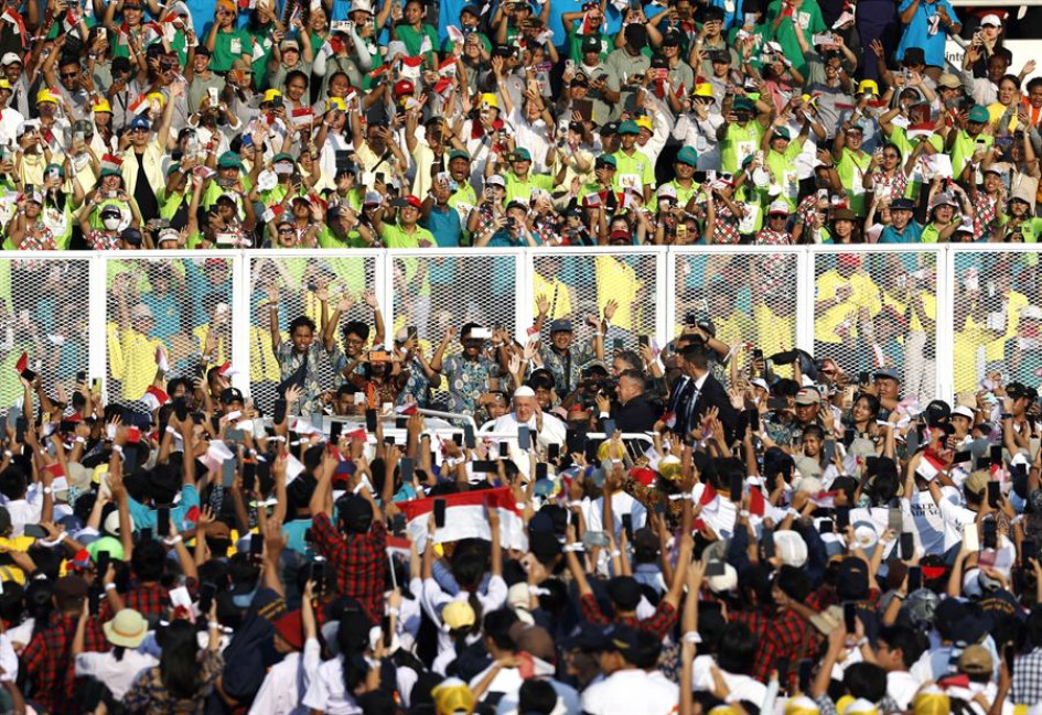 El papa Francisco presidió una misa en el estadio Madya, dentro del estadio Gelora Bung Karno, en Yakarta (Indonesia).