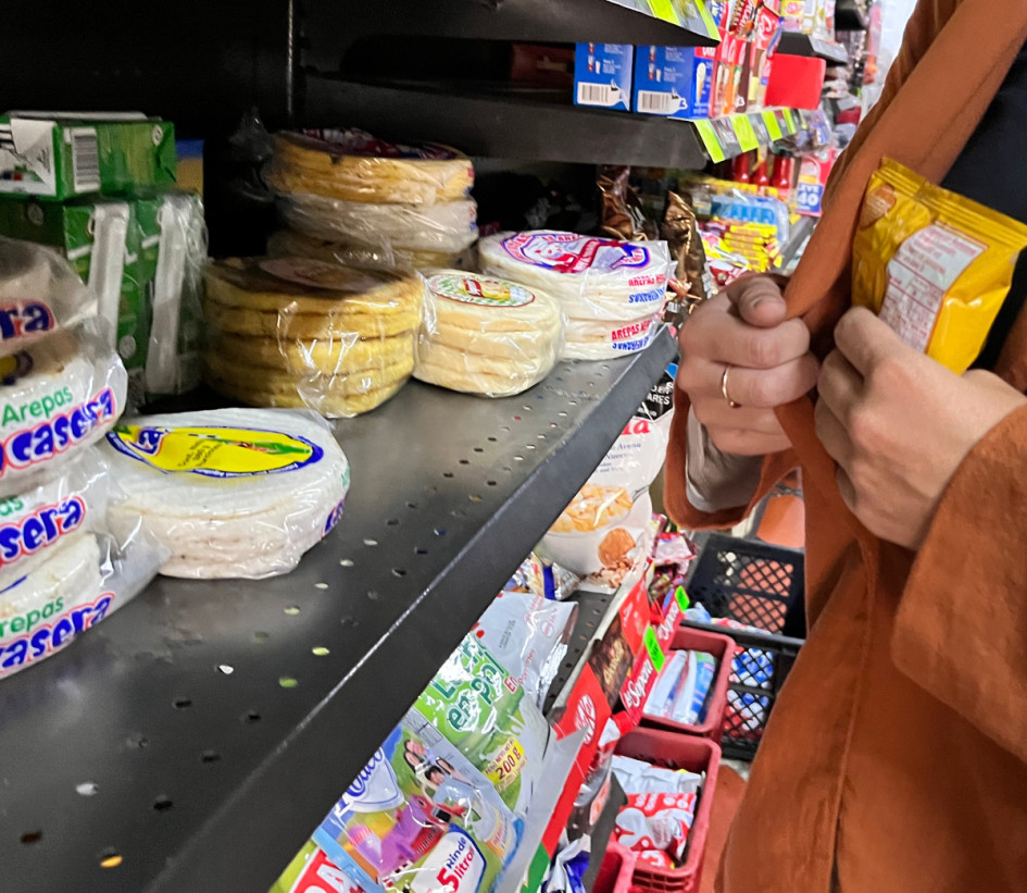 Al uniformado y a otro sujeto los señalan de cometer hurtos en tres negocios el mismo día.