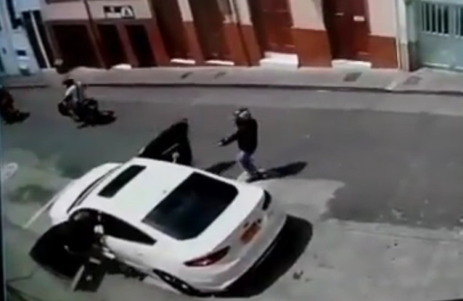 A plena luz del día, ante la presencia de ciudadanos que cruzaban por el lugar, los delincuentes cometieron el robo.