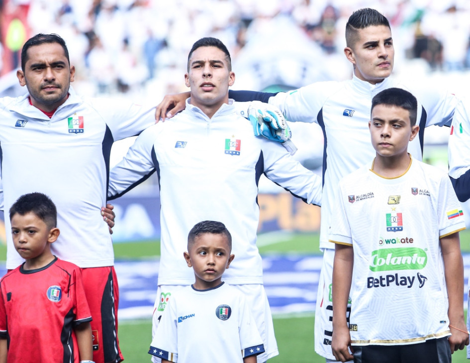 Santiago García Salazar (c), en los actos protocolarios del partido Once Caldas - Deportivo Cali, luego de que Mateo García le cumpliera el sueño de salir con él al terreno de juego.