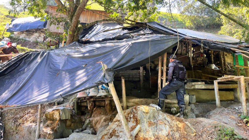 La minería por cúbico es de las actividades más peligrosas y suelen efectuarla a orillas del río Cauca, a su paso por Caldas. Sin embargo, en riberas de otros afluentes también la desempeñan.