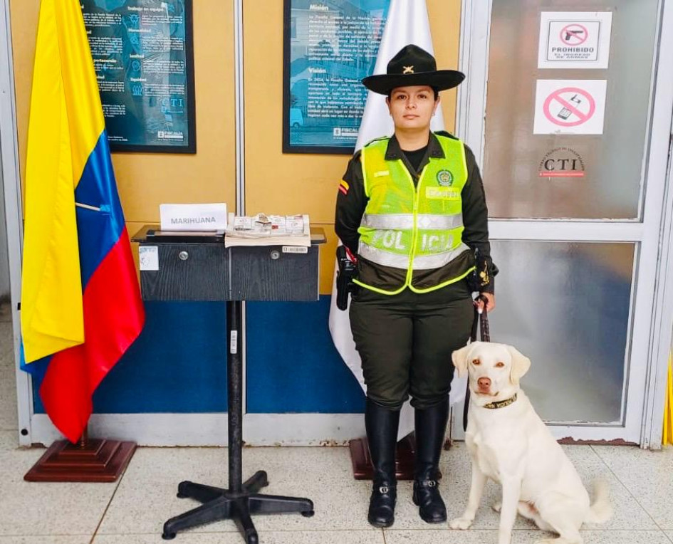 El perro antidrogas Axel detectó el libro en el que escondían los cigarrillos de marihuana.