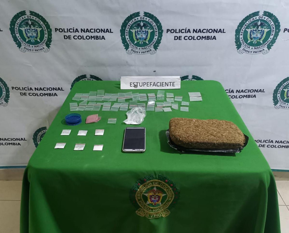 Durante el operativo, las autoridades incautaron estupefacientes y material para su dosificación.