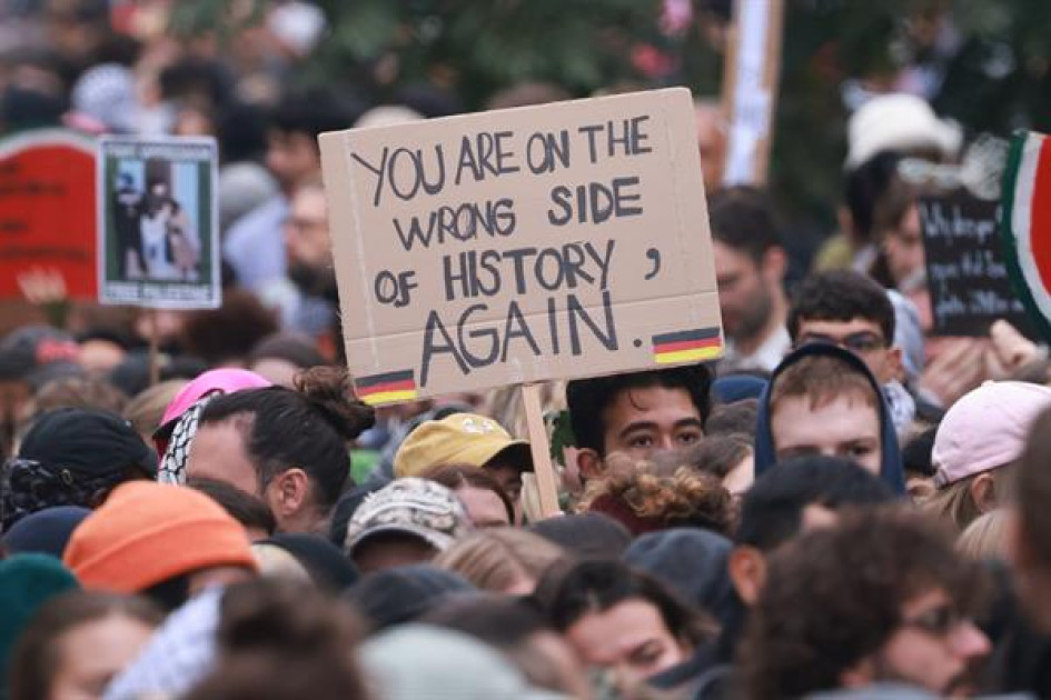 Foto | EFE Clemens bilan | LA PATRIA En Berlín (Alemania) un manifestante pro-palestina cuestionó ayer con su cartel: “Estás en el lado equivocado de la historia otra vez”.