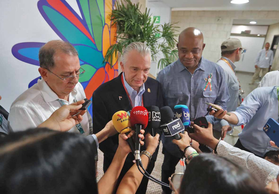 Foto | EFE | LA PATRIA  El vicecanciller de Colombia, Jorge Roa; el canciller de Costa Rica, Arnoldo André Tinoco, y el canciller de Colombia, Luis Gilberto Murillo, en rueda de prensa con los medios de comunicación instalados en Cali sobre el anucnio del fondo.