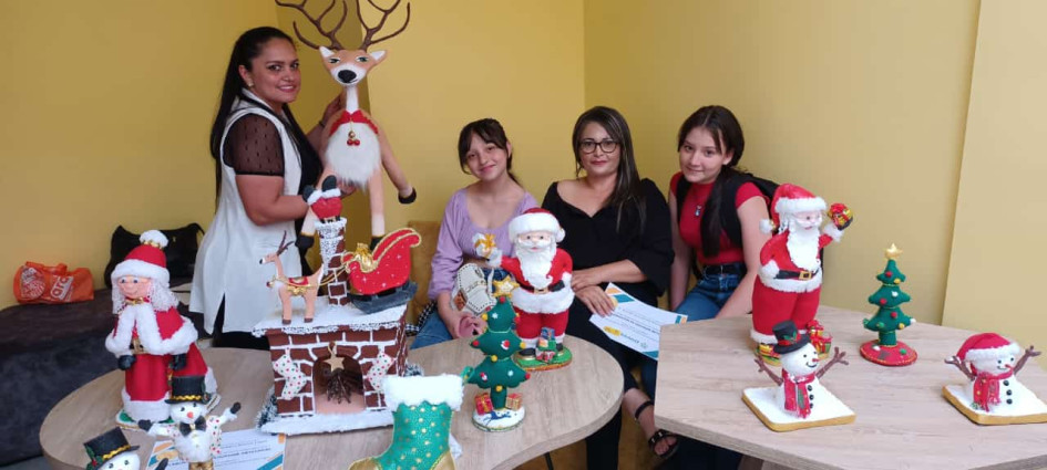 Las estudiantes expusieron sus creaciones. 