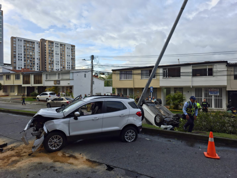 Una camioneta Ford fue la que ocasionó el accidente en la avenida del barrio Laureles de Manizales. Al parecer, se quedó sin frenos. Un Mazda terminó volcado.